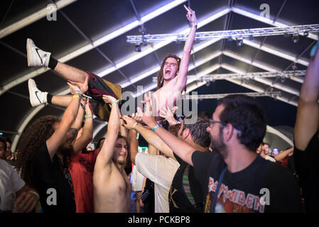 BONTIDA, Romania - 22 luglio 2018: Guy folla facendo surf, stage diving durante un cancro pipistrelli concerto dal vivo presso il castello di elettrico festival Foto Stock