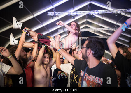 BONTIDA, Romania - 22 luglio 2018: Guy folla facendo surf, stage diving durante un cancro pipistrelli concerto dal vivo presso il castello di elettrico festival Foto Stock