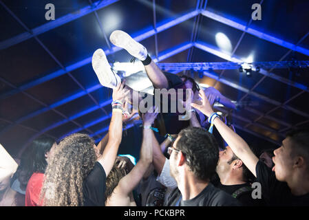 BONTIDA, Romania - 22 luglio 2018: Guy folla facendo surf, stage diving durante un cancro pipistrelli concerto dal vivo presso il castello di elettrico festival Foto Stock