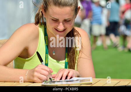 Katy Dunne (GB) firma autografi dopo una vittoria nel primo turno di qualificazione della Valle di natura internazionale, Eastbourne 22 Giugno 2018 Foto Stock