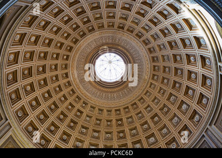 Città del Vaticano,Stato vaticano - Luglio 19, 2018: interno dei Musei Vaticani con una bella cupola decorata a soffitto. Musei Vaticani si trova in Vaticano Foto Stock