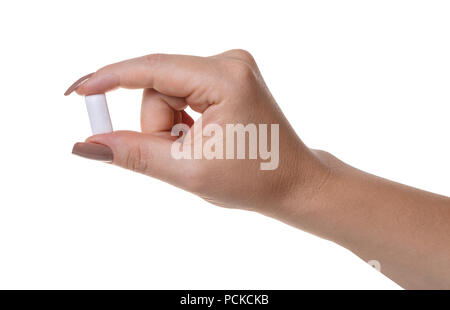 Gomma da masticare in una femmina di mano bianca su sfondo isolato Foto Stock