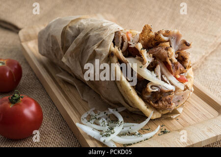 Gyros avvolto in pane pita, una rinomata cucina di strada in Grecia Foto Stock