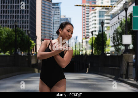 Femmina ballerina danza su strada Foto Stock