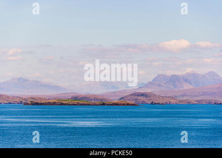 La vista dal traghetto sulla rotta Stornoway a Ullapool percorso in una giornata di sole Foto Stock