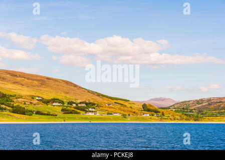 La vista dal traghetto sulla rotta Stornoway a Ullapool percorso in una giornata di sole Foto Stock