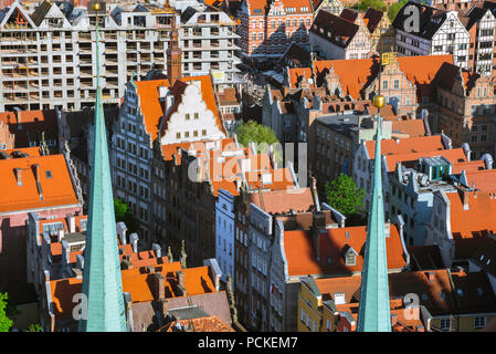 Case di Danzica, vista aerea di tipiche case a schiera nella zona vecchia della città di Gdansk, con le guglie della chiesa di Santa Maria in primo piano, Polonia. Foto Stock