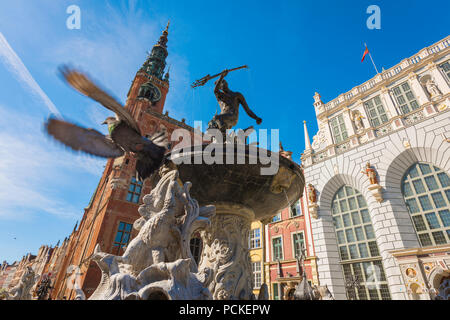 Gdansk Città Vecchia, a basso angolo di visione della Fontana di Nettuno con il Municipio (sinistra) e Artus Court Museum (a destra) sullo sfondo, Pomerania, Polonia. Foto Stock