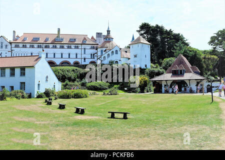 Isola di Caldey, Pembrokeshire, South Wales, Regno Unito. Luglio 24, 2018. Famiglie godendo di una visita al villaggio e monastero cistercense sull isola di Caldey nea Foto Stock