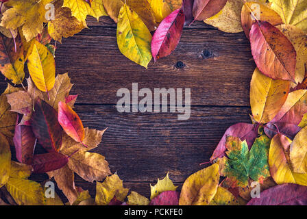 A forma di cuore ad disposizione delle foglie di autunno su sfondo di legno. Spazio per il testo Foto Stock