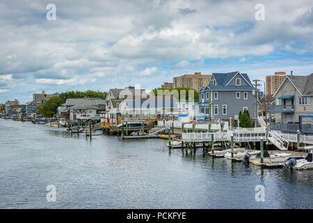 Case lungo il canale navigabile intracostiero a Ventnor City, New Jersey. Foto Stock