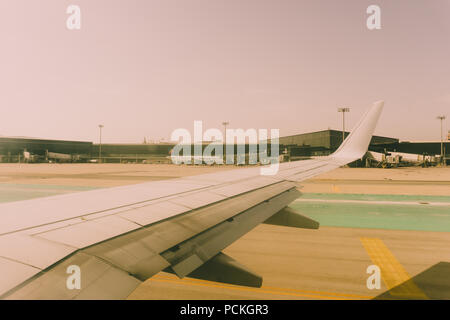 Barcellona, Spagna, 26 agosto 2017: pista di atterraggio per aerei da aeroporto di Barcellona vista dall'interno di un aereo commerciale Foto Stock