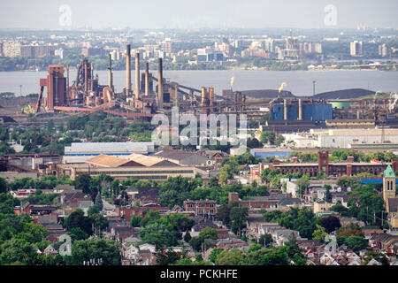 Hamiilton zone residenziali in primo piano, le frese in acciaio in settori industriali lungo waterfront skyline con autostrada QEW o Queen Elizabeth titolo sopra il lago Foto Stock