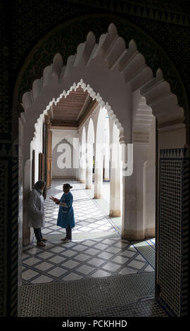 Nativo, cortile con colonne, Palazzo Bahia, Marrakech, il Regno del Marocco Foto Stock