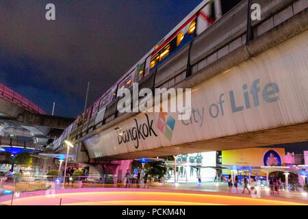 Bangkok, Tailandia - 30 Aprile 2018: persone camminare Siam la stazione dello skytrain a tarda sera Foto Stock