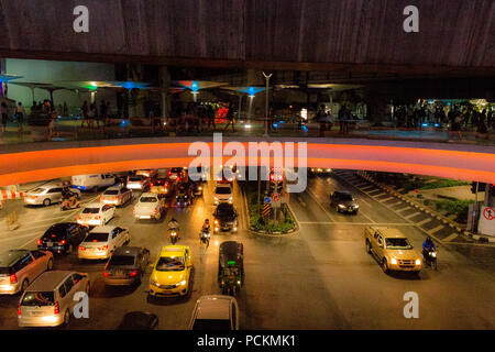 Bangkok, Tailandia - 30 Aprile 2018: Automobili queueing nella notte il traffico di Bangkok Foto Stock