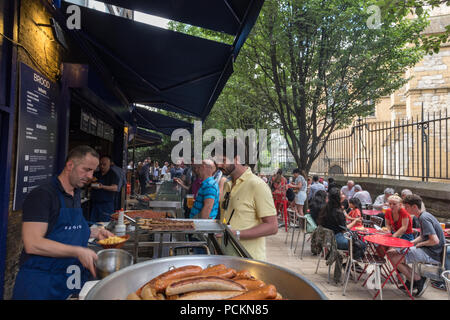 Cucina di strada café e le bancarelle del mercato di Borough Market a Southwark, Londra, Regno Unito Foto Stock