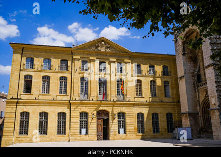 La facciata del municipio, Saint-Maximin la Sainte-Baume, Var, Francia Foto Stock