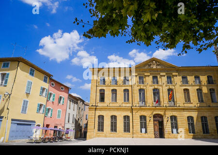 La facciata del municipio, Saint-Maximin la Sainte-Baume, Var, Francia Foto Stock