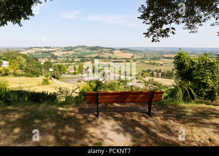 Panca affacciato sulla campagna francese presso il villaggio di Monclar e Lot et Garonne, Aquitania, in Francia, in Europa Foto Stock