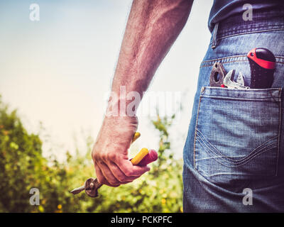 Uomo in abiti da lavoro con strumenti Foto Stock