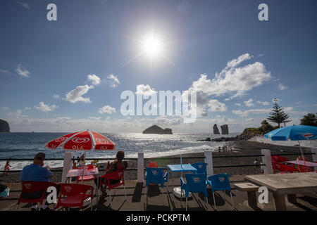 Turisti in Praia dos Mosteiros terrazza, Spiaggia di Mosteiros, Mosteiros, isola Sao Miguel, Azzorre, Portogallo Foto Stock