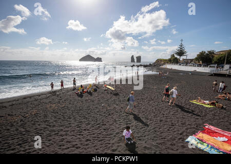 Turisti in Praia dos Mosteiros, Spiaggia di Mosteiros, Mosteiros, isola Sao Miguel, Azzorre, Portogallo Foto Stock