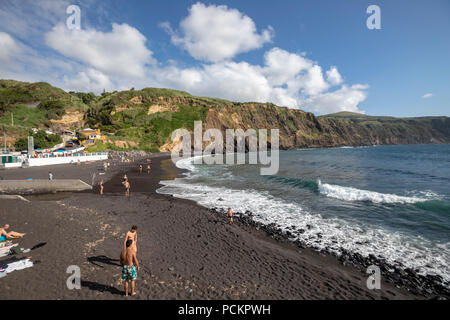 Turisti in Praia dos Mosteiros, Spiaggia di Mosteiros, Mosteiros, isola Sao Miguel, Azzorre, Portogallo Foto Stock