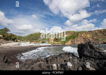 Turisti in Praia dos Mosteiros, Spiaggia di Mosteiros, Mosteiros, isola Sao Miguel, Azzorre, Portogallo Foto Stock