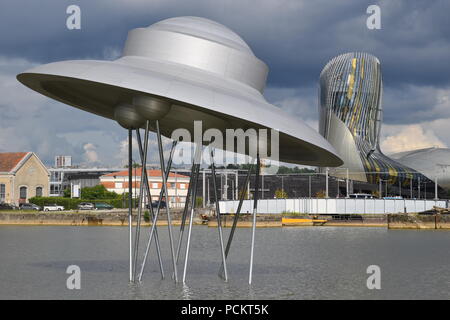 La nave spaziale è un lavoro di quindici metri di diametro realizzati dall'artista britannico Suzanne Treister, e inaugurato a Bassins à Flot a Bordeaux il 7 giugno. Foto Stock