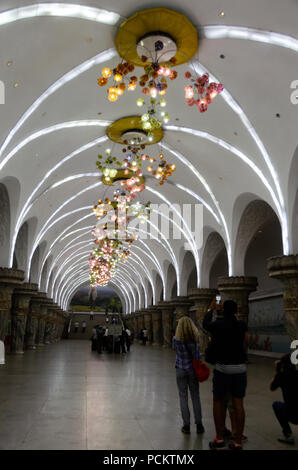 Il molto ornati progetta l illuminazione lungo la piattaforma della gloria e della stazione metropolitana di Pyongyang, Corea del Nord Foto Stock