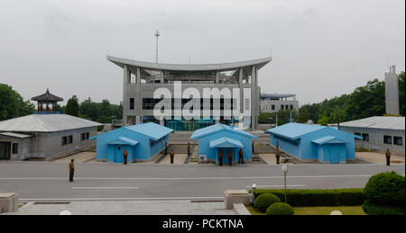 La DMZ come visto da nord coreano, lato comune di area di sicurezza, Panmunjom Foto Stock