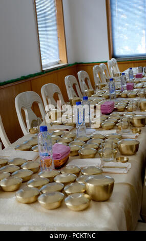 Golden coppette e coperchi contenente un menu di campionamento del Nord cibo Coreano, banchetti Pranzo in un ristorante di Kaesong, Corea del Nord Foto Stock