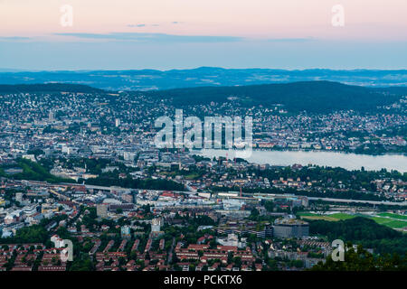 Una vista di Zurigo da Uetilberg Foto Stock