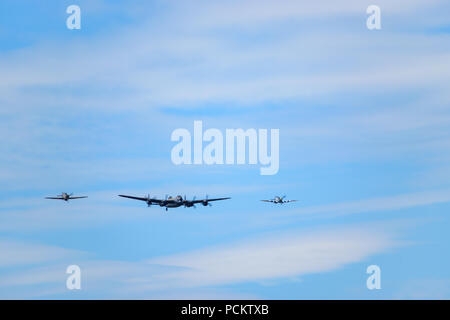 Il Battle of Britain Memorial Flight eseguire un flypast al 2018 Farnborough Air Show Foto Stock