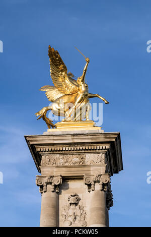 La fama di ritegno su Pegasus Pont Alexandre III - Parigi, Francia Foto Stock