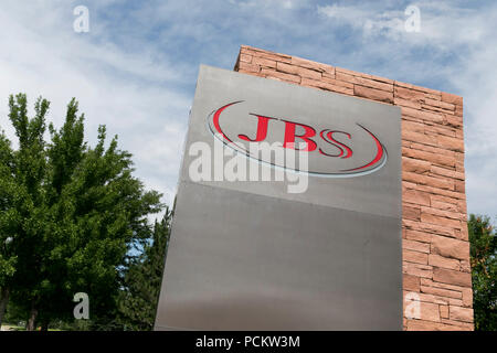 Un logo segno al di fuori della sede di JBS USA Holdings, Inc. in Greely, Colorado, il 21 luglio 2018. Foto Stock