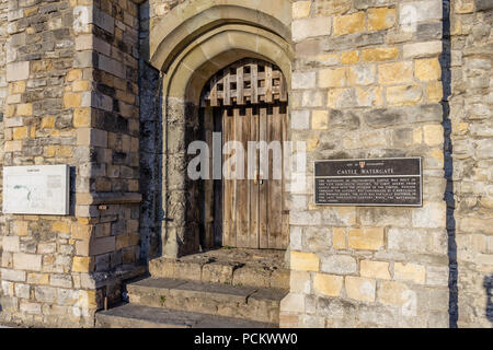 In legno antico porta medievale del Castello di Watergate situata in corrispondenza della parete ovest entro le antiche mura della città di Southampton, Hampshire, Inghilterra Foto Stock