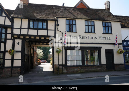 Il XVI secolo, Red Lion Hotel, High Street, Wendover, Buckinghamshire, dove Robert Louis Stevenson una volta trascorso la notte e di cui successivamente si rec Foto Stock