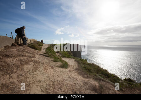 I turisti sulle scogliere di Moher, County Clare, Irlanda Foto Stock