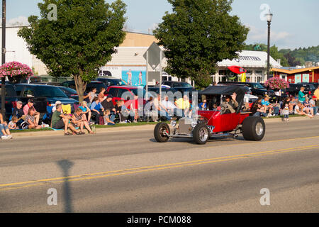 2018 Annuale parata Cruz-In attraverso il centro cittadino di Montague, Michigan. Autovetture e autocarri più vecchi di anno di modello 1975 sono ammessi a partecipare. Foto Stock