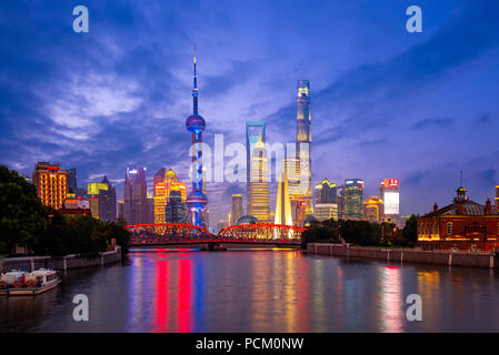 Vista notturna di Pudong di Shanghai, Cina Foto Stock