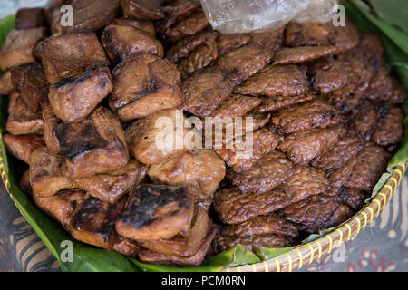 Tempe dan tahu bacem. dolce tofu e fermentati di soia Foto Stock