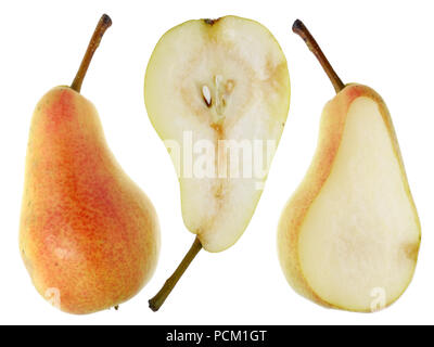 Metà del maturo dolce estate pera frutta. Isolato su bianco studio macro set Foto Stock