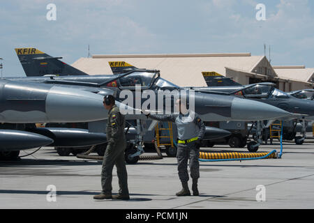 Un colombiano Air Force Kfir fighter jet pilota e capo equipaggio condotta pre-volo ispezioni sul getto durante la bandiera rossa 18-3 presso la Base Aerea Militare di Nellis Nev., 27 luglio 2018. Il Colombiano Air Force Kfir figher getti sono la formazione a fianco degli Stati Uniti Sforzi durante la bandiera rossa 18-3 in realistico air-air Combat training scenari. (U.S. Air Force photo by Staff Sgt. Angela Ruiz) Foto Stock