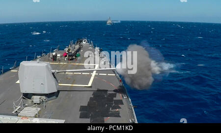 180719-N-PM193-0041 OCEANO PACIFICO (19 luglio 2018) guidato-missile destroyer USS Sterett (DDG 104), incendi un contrassegno 45 5 pollici pistola leggera durante un'esercitazione a fuoco durante la fase in corso del cerchio del Pacifico (RIMPAC) Esercizio, 19 luglio. Venticinque nazioni, 46 navi, cinque sommergibili e circa 200 aerei e 25.000 personale partecipano RIMPAC dal 27 giugno al 2 agosto in e intorno alle Isole Hawaii e la California del Sud. Il più grande del mondo marittimo internazionale esercitazione RIMPAC offre una singolare opportunità di formazione promuovendo e sostenendo la cooperativa relationsh Foto Stock