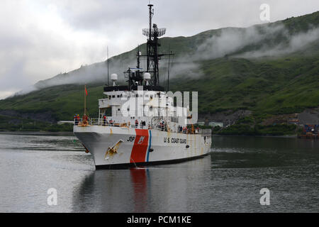 Il Guardacoste Alex Haley (WMEC 39) ritorna al suo homeport di Kodiak, Alaska, 1 agosto 2018. I membri di equipaggio completato un 90-giorno di implementazione, il pattugliamento più di 16.000 miglia per tutto l'Oceano Pacifico. Stati Uniti Coast Guard foto di Sottufficiali di terza classe Lauren Dean. Foto Stock