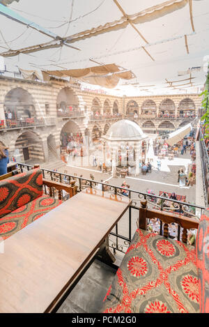 Vista del cortile dell'Hasan Pasha Khan,un albergo medievale utilizzati per caffè e piccoli negozi ora a Diyarbakir,Turchia Foto Stock