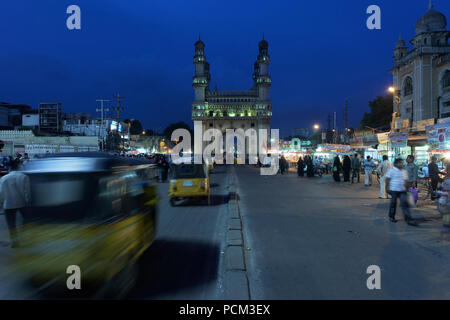 Charminar illuminata di sera, Hyderabad, Telangana, India Foto Stock