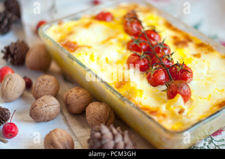 casseruola con pomodori e formaggio per un delizioso pranzo. vista dall'alto. Foto Stock